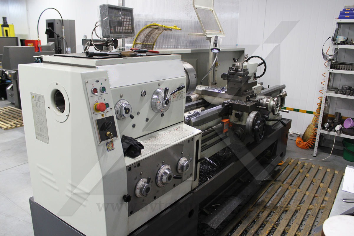 Universal screw cutting machine Universal screw cutting machine